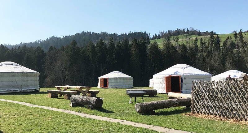 Familienausflug Jurtenübernachtung – Preisgünstig übernachten, Romantik verspüren und das einfache Leben in der Natur geniessen.