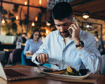 8 Tipps gegen Überessen und Völlegefühl – Wer kennt es nicht – meist nach einem Festtagsessen – das unangenehme oder sogar schmerzhafte Gefühl, nachdem wir uns überessen haben? Wie sie diesen Umstand in Zukunft vermeiden & was es mit dem Begriff "Binge-Eating" auf sich hat, können sie hier nachlesen