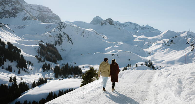 Sentiero per escursioni invernali sul Winter LoveTrail al VogellisiBerg con montagne innevate, ampi campi di neve e splendidi panorami nell’Oberland bernese.