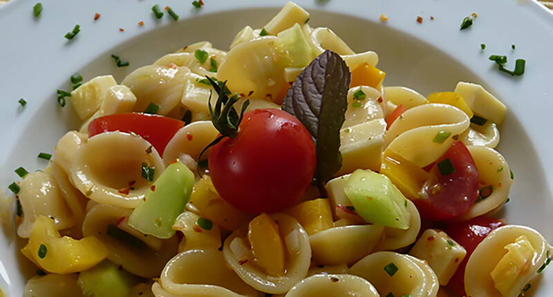 L'ultime salade de pâtes avec de délicieux légumes, du fromage épicé et de fines herbes. En plat principal ou en accompagnement, c'est un succès.