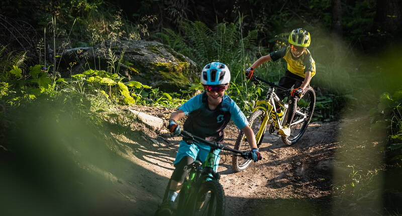 Familienausflug Clientis Flowtrail Marbachegg. Die 4 km lange abwechslungsreiche Strecke ist mit vielen spielerischen Elementen versehen. Die Biker von Klein bis Gross, ob Jung oder Alt sind gleichermassen begeistert von den vielfältigen Herausforderungen über Stock und Stein.