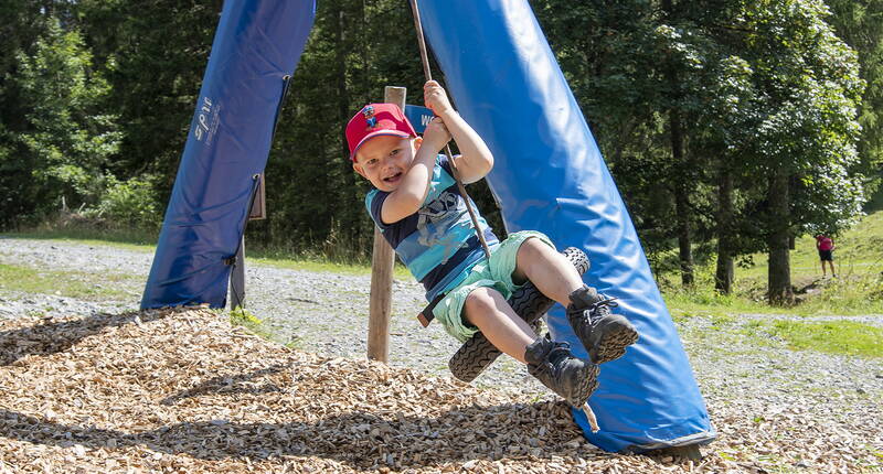 Ausflugsziele Bern - Familienausflug Erlebnisweg Grimmimutz. Der Weg aus der Geschichte von Peter Zahndist nur zum Teil mit dem Kinderwagen begehbar. Die Marschzeit ab dem Senggiweid beträgt, ohne Spielposten ungefähr 1,5 Stunden. Je nach Spiellust kann man aber auch einen ganzen Tag auf dem Weg verbringen. 