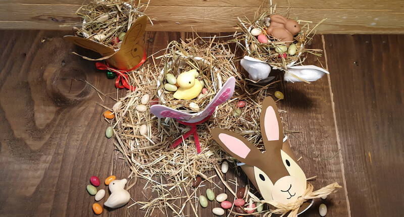 Lade dir jetzt unsere Hasenvorlage herunter und gestalte damit einen süssen, individuellen Osterhasen. Sei dies mit farbigem Papier, indem du ihn mit Buntstiften oder Wasserfarben anmalst oder Folie verschönerst.