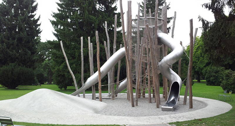 Excursion en famille au Parc de Kannenfeld de Bâle. Près de 150 espèces d'arbres différentes peuvent être admirées dans ce parc de 10 ha, le plus grand de Bâle.