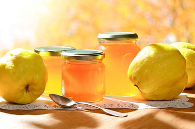 Klar, goldfarben und herrlich duftend: hausgemachtes Quittengelee, das den einzigartigen Geschmack reifer Quitten einfängt.
