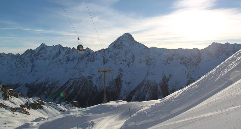 Lauchernalp / Lötschental. Die schneesicheren Hänge, bestens präparierten Langlaufloipen und Winterwanderwege sind mit öffentlichen Verkehrsmitteln wie auch dank dem Autoverlad durch den Lötschberg bequem erreichbar. 