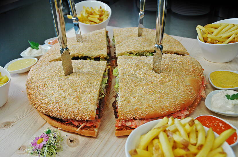 Saftiger Dreamliner-Burger im Restaurant Kesselhaus