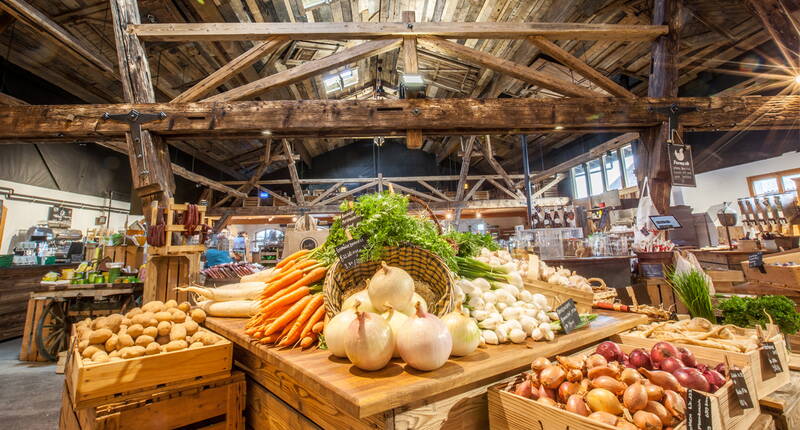 Excursion en famille à la ferme Bächlihof de Jona. La ferme fruitière offre une grande place de jeux naturelle, un château de paille et un parc de chèvres à caresser. Il est possible de faire griller des saucisses et du pain au serpent (en vente au restaurant du magasin de la ferme) autour du feu.