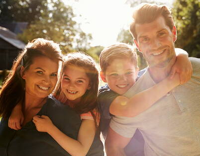 Un groupe de personnes est assis dehors au soleil et profite d’un moment ensemble à l’extérieur.