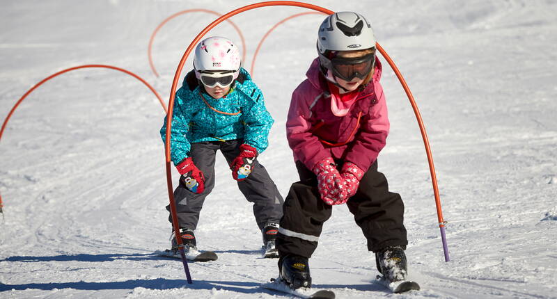 Ein Schlepplift und ein Ski-Kindergartenlift auf flachem Gelände sorgen auf spielerische Weise für schnelle Fortschritte.