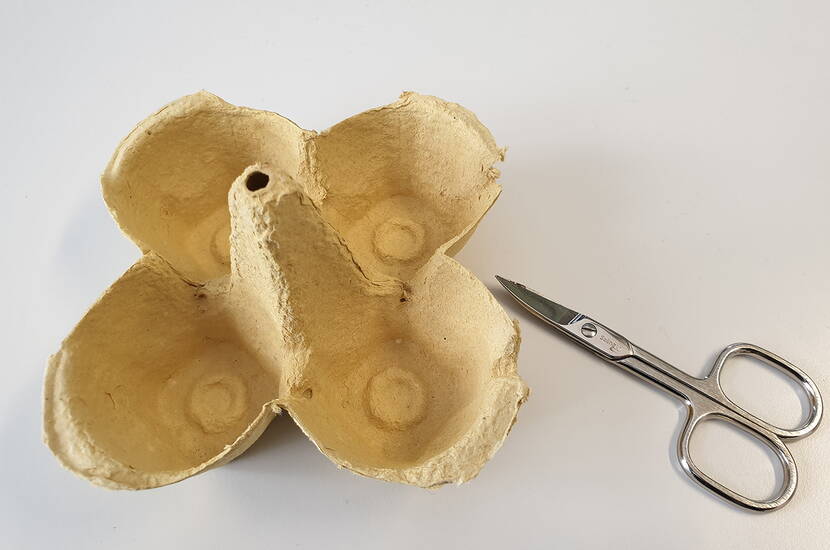 Osterkranz aus Eierkarton Wir zeigen dir, wie du als leeren Eierkartons einen wunderschönen Osterkranz bastelst. Durch die Verwendung von Recyclingmaterial belastest du die Umwelt nicht zusätzlich. Die genaue Schritt-für-Schritt-Anleitung gibt es kostenlos. Die perfekte Tischdeko für den österlichen Tisch.