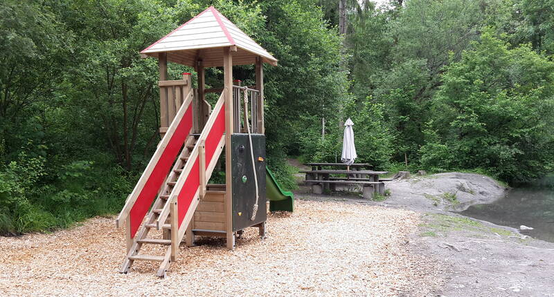 Chalberglunte Reichenbach im Kandertal. Der Picknick-Platz lädt zum Verweilen ein und auch eine Schweizer Familie Feuerstelle ist vorhanden. Bei der Chalberglunte kann man toll Versteckis spielen und quer durch den Wald streifen.