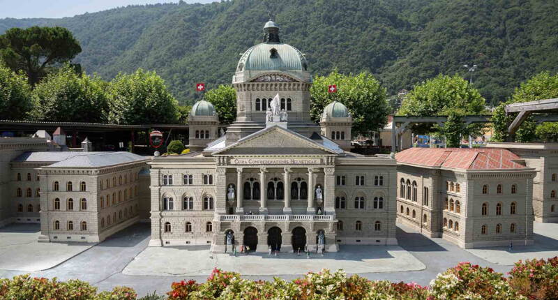 La miniature du Palais fédéral à Berne séduit par son architecture précise et ses détails minutieux. Cette maquette figure parmi les attractions les plus emblématiques de Swissminiatur.