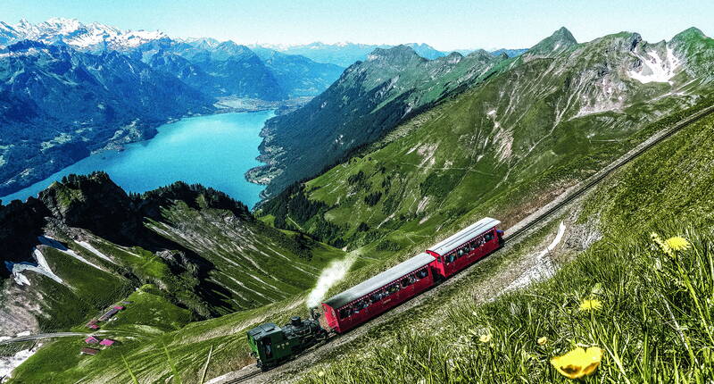 Excursion en famille au chemin de fer Brienz Rothorn. Le seul chemin de fer à vapeur à crémaillère avec des locomotives à vapeur de trois générations et un service quotidien à la vapeur pendant la saison estivale. Ils franchissent un dénivelé de 1'678 m et offrent une vue panoramique à couper le souffle.