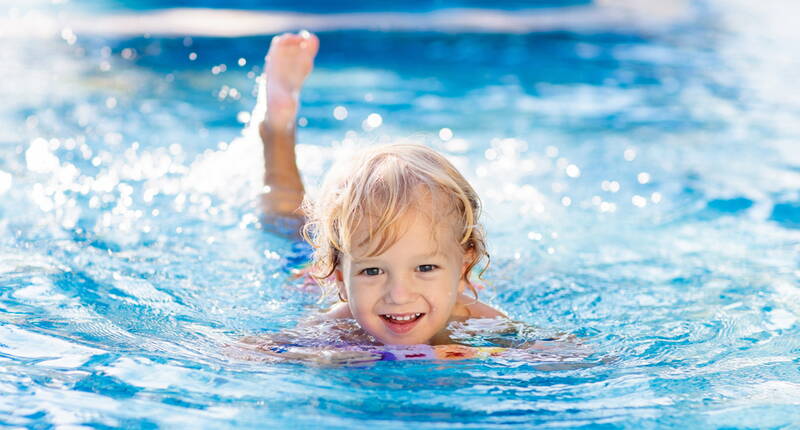 Ein Kind übt Schwimmbewegungen im Kurs Schildkrötli-Swimmers – jetzt 100 CHF Rabatt sichern.