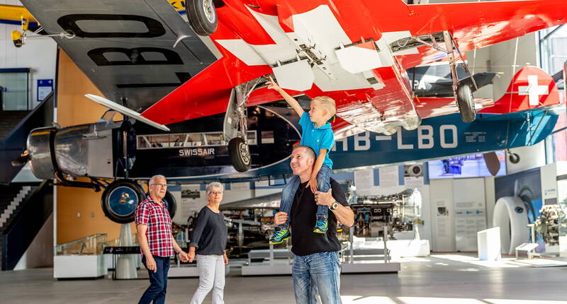 Erlebe die spannende und abwechslungsreiche Entwicklung des Verkehrs und der Mobilität. Geniesse nebst den vielen Attraktionen im Museum und dem Planetarium im Verkehrshaus Filmtheater stündlich spektakuläre Dokumentarfilme.