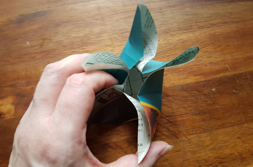 Faltstern-Anhänger aus Zeitungspapier Aus alten Zeitungen entstehen wunderschöne Stern. Die Schritt-für-Schritt-Faltanleitung für unseren Recyclingbasteltipp findest du hier. Ein nachhaltiger Basteltipp, der viel Freude bereitet und auch als Mitbringsel äusserst beliebt ist.