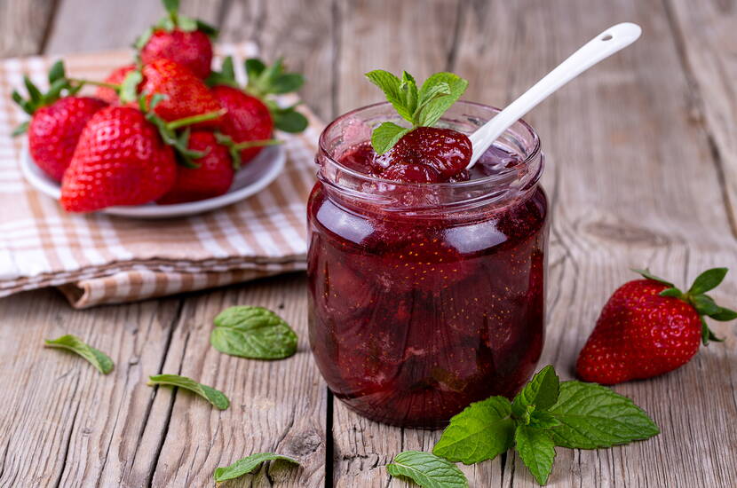 Marmellata di fragole fatta in casa con menta piperita Marmellata di fragole fatta in casa con menta piperita fresca in barattolo – crema spalmabile aromatica