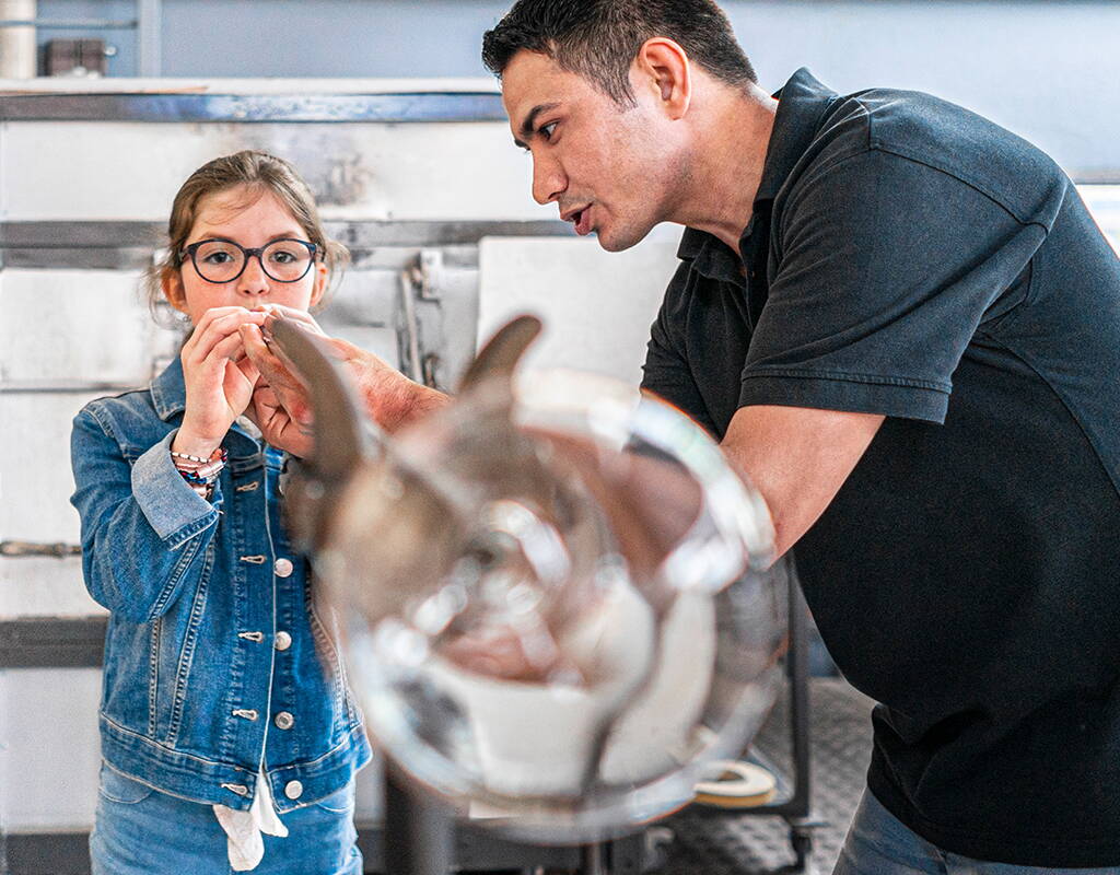 In der Glasi Hergiswil wird das Handwerk des Glasblasens lebendig und die einzigartige Verbindung von Tradition und Moderne fasziniert Besucherinnen und Besucher aus aller Welt. Entdecke den Zauber des Glases in der Glasi Hergiswil und blase dir deine eigene Glaskugel als Andenken.