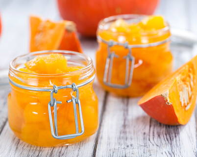 Leuchtend orange Kürbisstücke in einem luftdicht verschlossenen Bügelglas – klassisch eingelegt für eine lange Haltbarkeit.