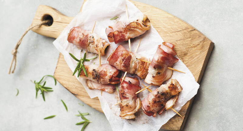 Aujourd'hui, nous te montrons comment réaliser facilement chez toi ces délicieuses tapas à l'ambiance espagnole. Avant d'être enveloppés, les pruneaux sont fourrés d'une délicieuse crème à base de fromage de chèvre frais, de romarin et de poivre, puis enveloppés de lard. Les tapas sont servies chaudes.