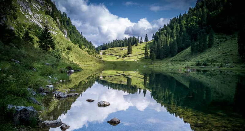 Familienausflug Kerenzerberg. Hoch über dem geheimnisvollen Walensee auf 1280 Meter über Meer, liegt das schmucke Familien-Paradies.