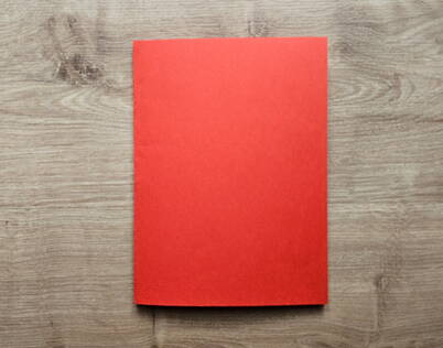 DIY Papierportemonnaie – Zusammengefaltete Mittelpartie Das Papier wurde längs zu einem kompakten Rechteck zusammengefaltet. In diesem Schritt entsteht die Mittelpartie des Papierportemonnaies, die später die Fächerstruktur bildet. Die sauberen Kanten sorgen für Stabilität und bereiten den abschliessenden Verschlussfalz vor.