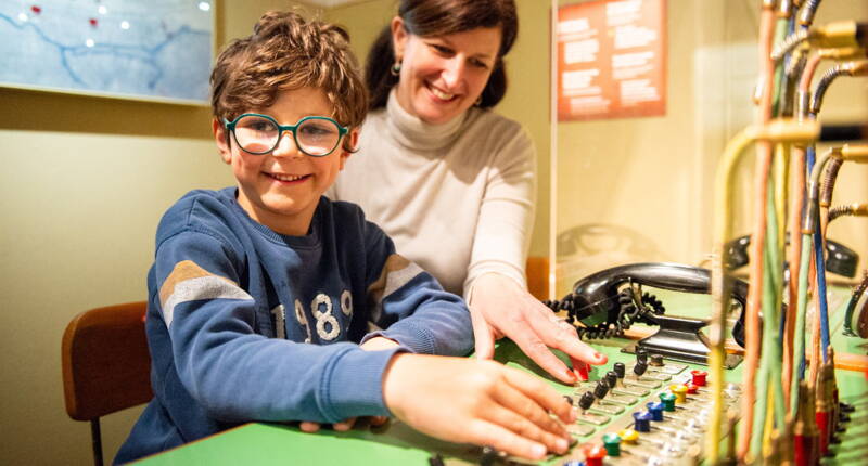 Interaktive Entdeckung einer ehemaligen militärischen Telefonzentrale im eindrücklich inszenierten Ausstellungsraum des Forts.

