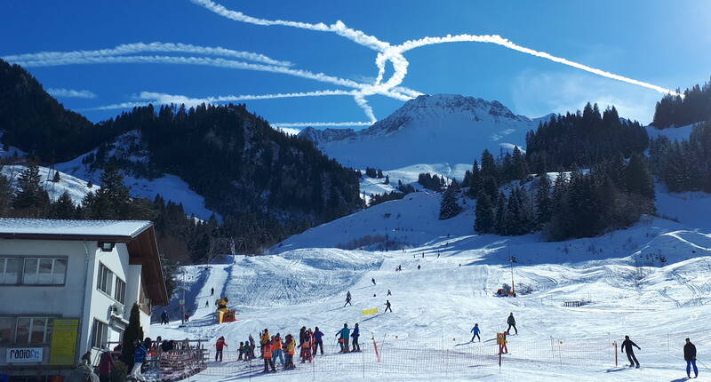 Excursion en famille au Kaisereggbahnen Schwarzsee. LA destination hivernale dans les Alpes fribourgeoises! Petits et grands arrivent facilement au Lac Noir, où le télésiège mène directement au domaine skiable depuis le parking de la Gypsera.