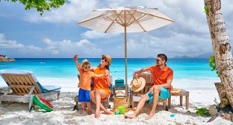 Scène de vacances à la plage symbolisant un voyage détendu. Cette image illustre parfaitement l’importance d’une bonne assurance voyage pour partir sereinement.
