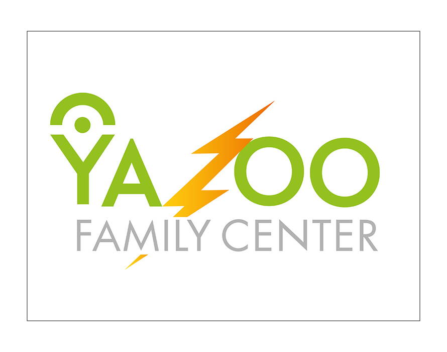 Grün-graues Logo mit Schriftzug „Yazoo Family Center“ und gelbem Blitzsymbol zwischen den Buchstaben.