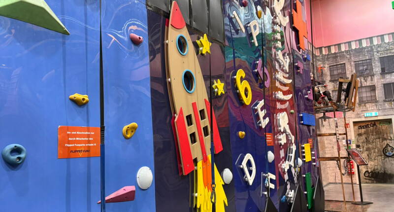 Die abwechslungsreiche Kletterwand kombiniert Bewegung, Farben und spielerische Formen und bietet Kletterspass für verschiedene Altersstufen.