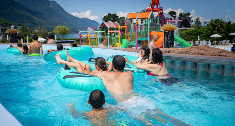 Mit dem Aquaparc Rabatt geniesst du entspannte Momente im Wasser und lässt dich im Reifen treiben – ideal für dich und deine Begleitung.