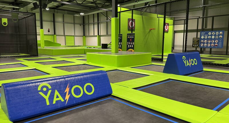 Un espace dynamique avec plusieurs trampolines pour sauter, s’amuser et faire le plein d’énergie.