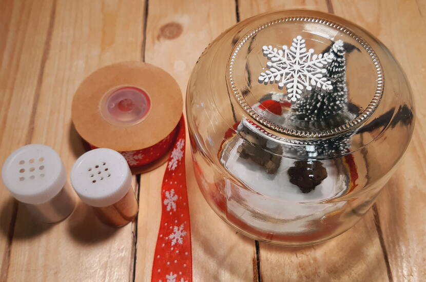 Boule à neige faite maison Conseil de bricolage pour l'hiver – Que ce soit pour décorer l'entrée ou pour offrir à la famille et aux amis, la boule à neige faite maison crée l'ambiance adéquate et fait briller les yeux. Vous apprendrez ici comment bricoler à peu de frais cette boule de neige pleine d'ambiance avec vos enfants.