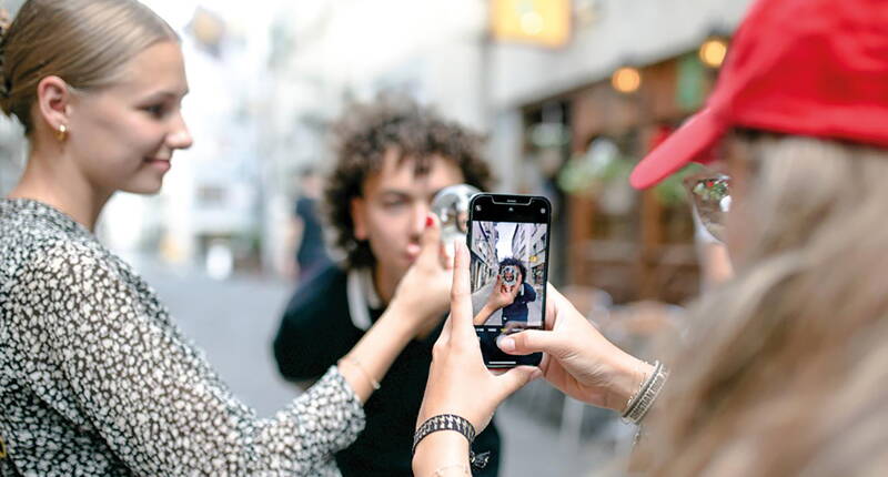 Partecipazione a una missione interattiva della WOW City Rally nel centro di Zurigo tramite smartphone e illusioni urbane.