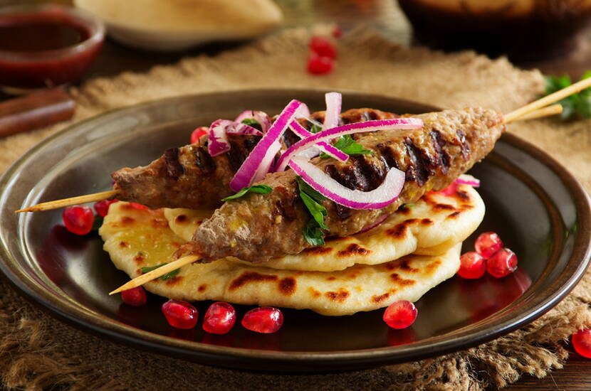 Und sagt jetzt einfach nicht, eure Familienangehörigen essen kein Kebab. Jeder hat Kebab schon einmal probiert und die Meisten mögen ihn tatsächlich auch. Wie ihr die Spiesse zu Hause auf dem Grill selber zubereiten könnte, erfahrt ihr gleich.