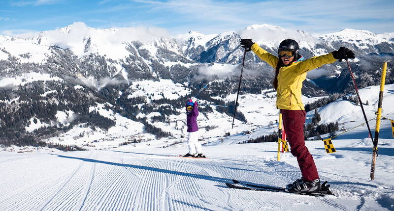 30% di sconto sul pacchetto famiglia Rossberg a Oberwil. Biglietto giornaliero di sci incluso pranzo nel ristorante Niderhornblick. Per una giornata di sci indimenticabile e familiare nella zona ricreativa della Simmental, basta scaricare il voucher e approfittarne. Puro divertimento sugli sci.