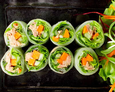 Rouleaux d’été frais garnis de légumes, d’herbes et de thon tendre.