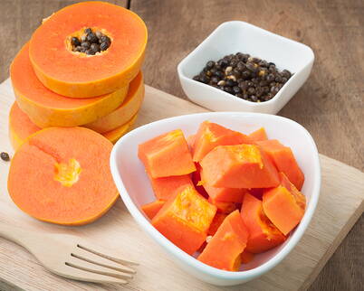 Eine selbstgemachte Gesichtsmaske aus Papaya kann dazu beitragen, die Haut zu regenerieren und zu revitalisieren, denn Papayas sind reich an Vitamin A und Papain. Papain ist ein Enzym, das helfen kann, abgestorbene Hautzellen zu entfernen und die Haut zu glätten. Die Maske eignet sich besonders für Menschen mit fahler und müder Haut.