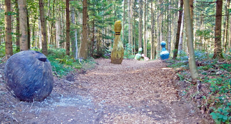 Escursione per famiglie Freiämter Sagenweg. Dodici artisti hanno creato sculture, ognuna basata su una leggenda. Le opere d'arte sono misteriose e idilliache, incastonate nella foresta lungo il Sentiero dei Freiämter tra lo Zoo di Waltenschwil e l'Erdmannlistein. Le leggende possono essere lette su pannelli informativi.