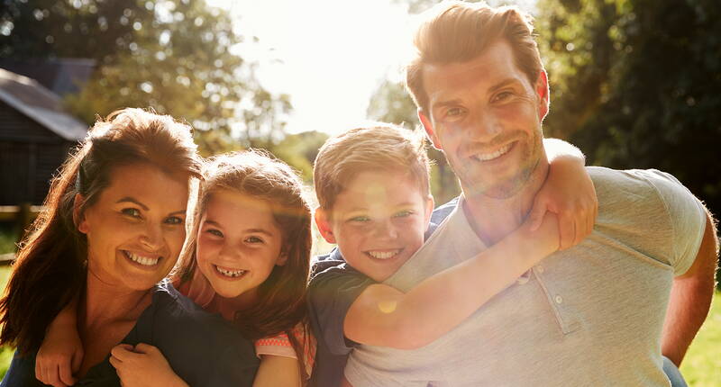 Une famille passe une journée ensoleillée à l’extérieur et profite de moments chaleureux.