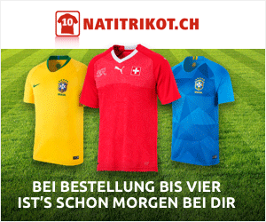 Drei Fussballtrikots verschiedener Nationalteams stehen auf einem grünen Fussballrasen nebeneinander. Darüber befindet sich das Logo von Natitrikot.ch. Unterhalb der Trikots ist ein Hinweis auf die schnelle Lieferung bei Bestellung bis 16 Uhr sichtbar. Fokus liegt auf der Präsentation der Trikots und der Lieferinformation.