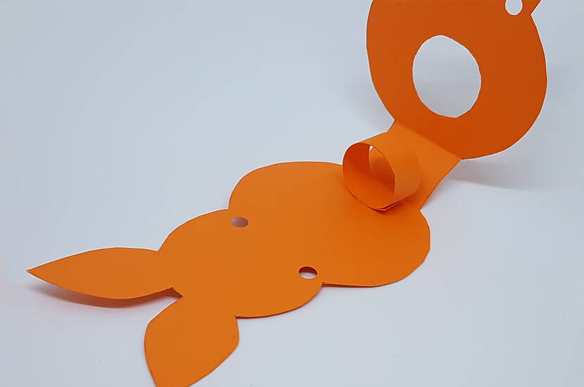 Osterhasenverpackung für Schokoladenkugeln Die perfekte Osterverpackung für leckere Schokoladenkugeln. Lade dir unsere Bastelvorlage herunter und bastele dir Verpackung in Form eines Osterhasen nach.