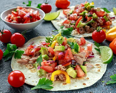 Weiche Tortilla gefüllt mit buntem Gemüse und Thunfisch.