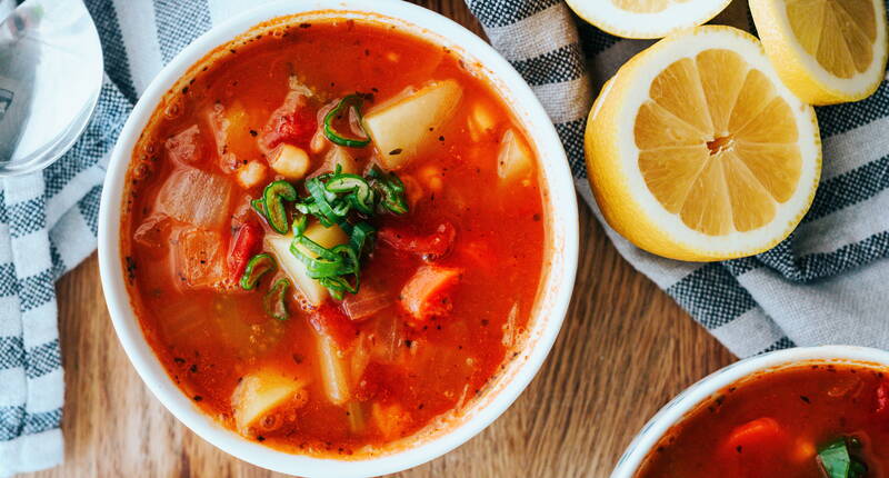 Aus der Idee der Resteverwertung entstanden, ist die italienische Minestrone das perfekte Beispiel dafür, dass gutes Essen weder teuer noch immer frisch gekocht sein muss. 