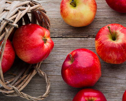 Eine selbstgemachte Gesichtsmaske aus Äpfeln kann dazu beitragen, das Hautbild zu verbessern und die Haut zu straffen, da Äpfel reich an Antioxidantien und Vitaminen sind. Die Maske eignet sich besonders für Menschen mit fettiger Haut.