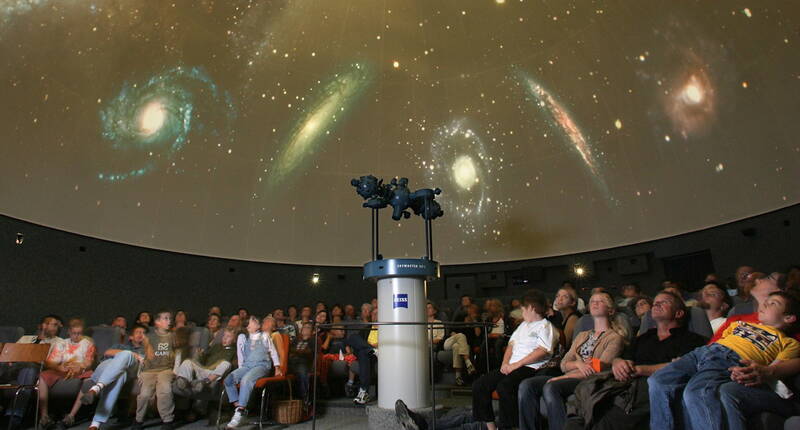 Entrée familiale gratuite au planétarium du lac de Constance – Envie d'une excursion dans l'espace? Sous la coupole du planétarium du lac de Constance, de confortables fauteuils invitent à un voyage virtuel dans le ciel nocturne. Le planétarium est facilement accessible en transports publics et vaut toujours le détour, même avec des enfants.