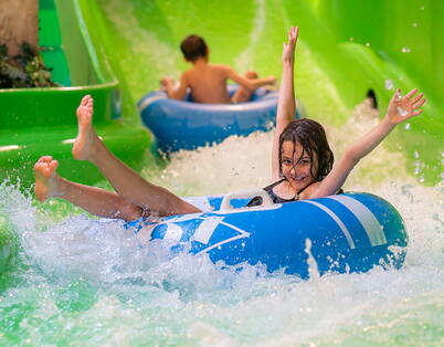 Familie auf Wasserrutsche Alpamare Pfäffikon – günstiger Familienausflug Schweiz
