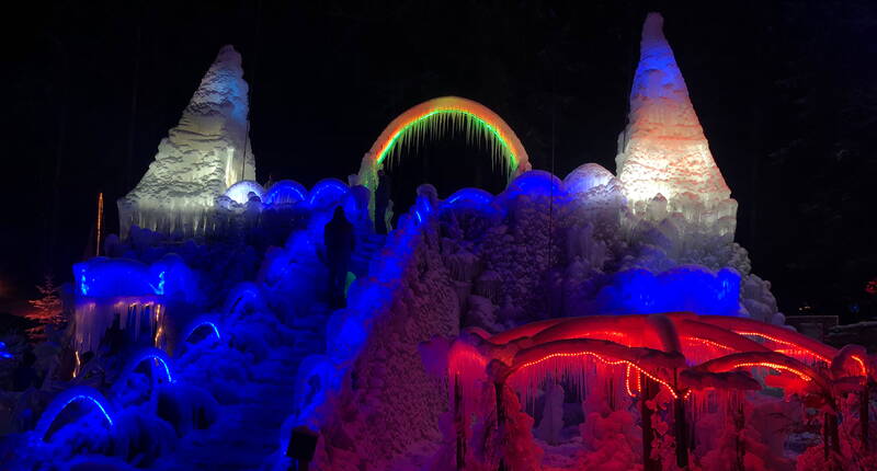 Excursion familiale sur les Palais de glace du Lac Noir - Découvre l'hiver sous sa plus belle forme. Le véritable spectacle ne commence qu'à la tombée de la nuit. Les couleurs chatoyantes de la lumière éclairent de manière impressionnante les différentes formations de glace.